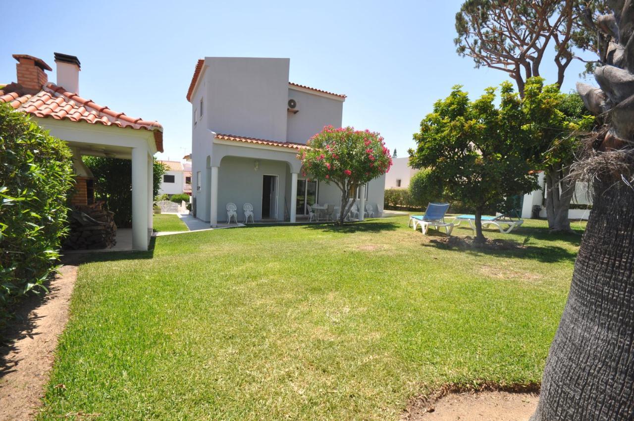 Well-Appointed Villa Is Situated In The Popular Resort Of Vilamoura Quarteira Zewnętrze zdjęcie