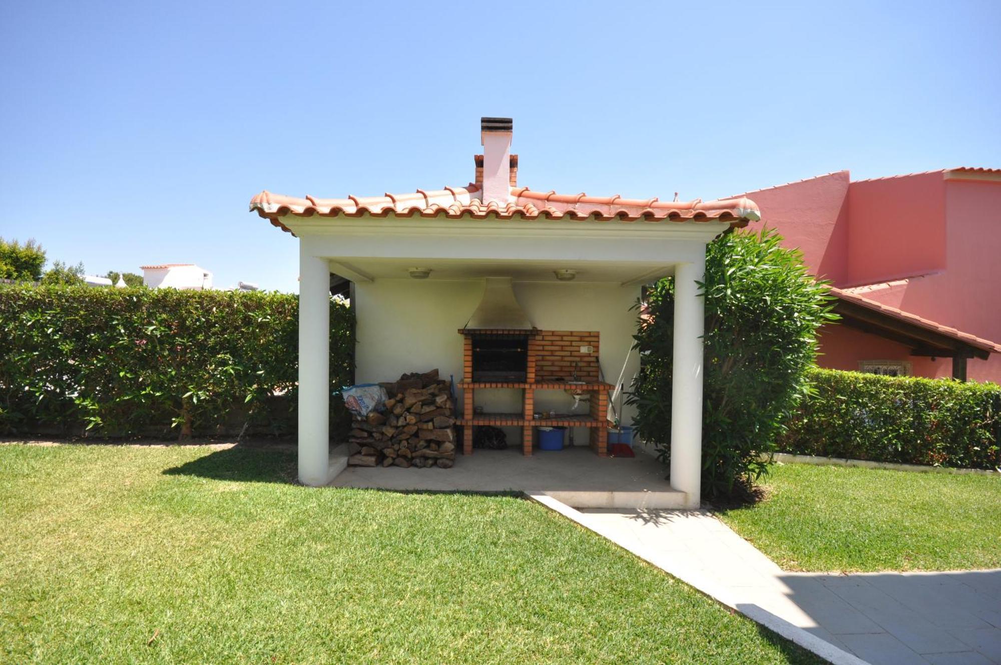 Well-Appointed Villa Is Situated In The Popular Resort Of Vilamoura Quarteira Zewnętrze zdjęcie